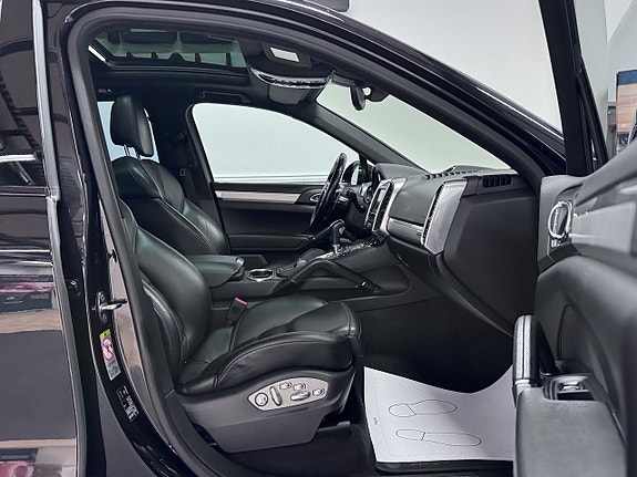 Porsche Cayenne 16 of 30