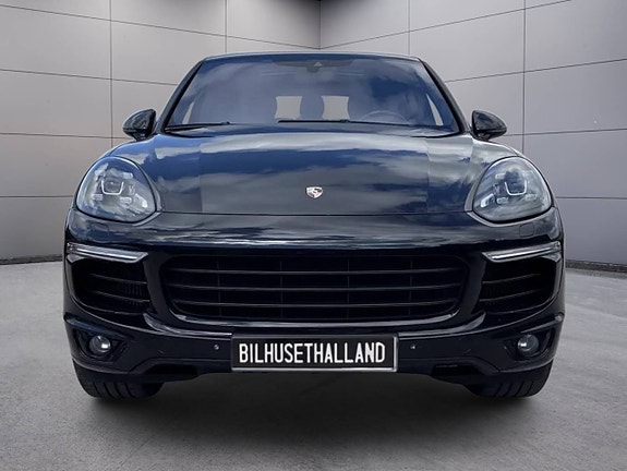 Porsche Cayenne 3 of 5
