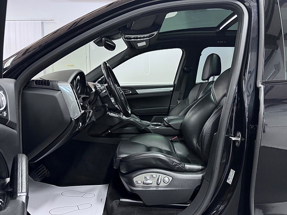 Porsche Cayenne 14 of 30