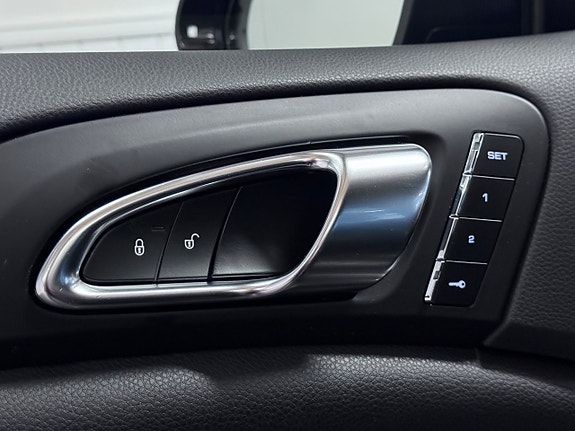 Porsche Cayenne 27 of 30