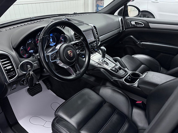Porsche Cayenne 13 of 30
