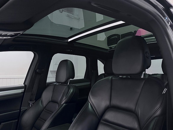 Porsche Cayenne 15 of 30