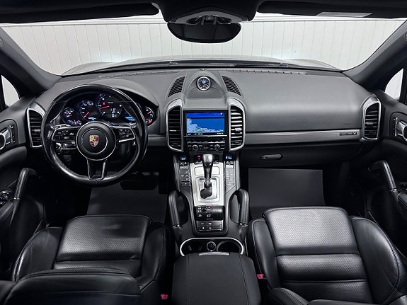 Porsche Cayenne 12 of 30