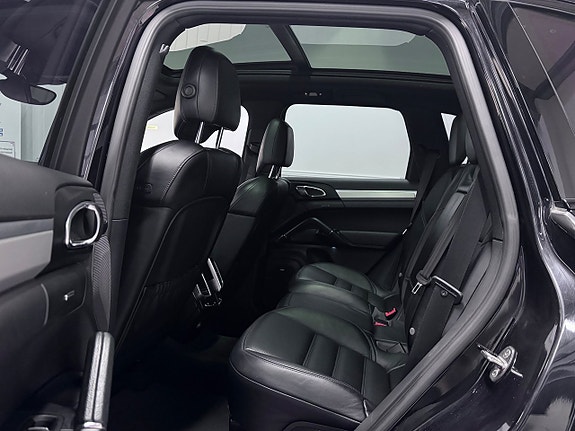 Porsche Cayenne 18 of 30