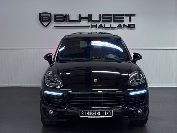 Porsche Cayenne 3 of 30