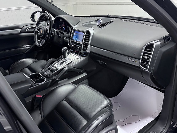 Porsche Cayenne 17 of 30