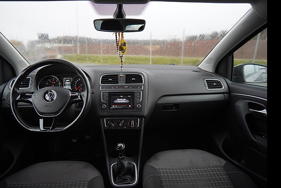 Volkswagen Polo 2 of 5
