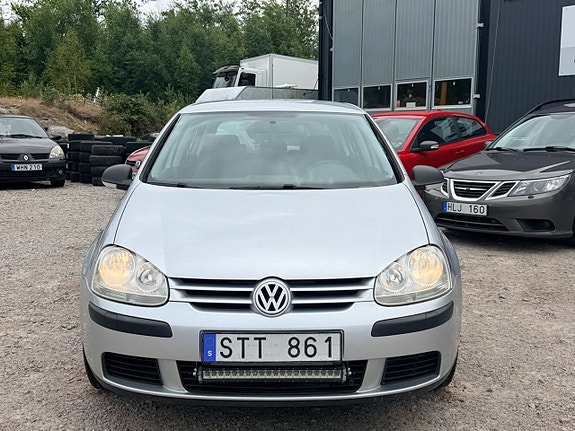 Volkswagen Golf V 2 of 8