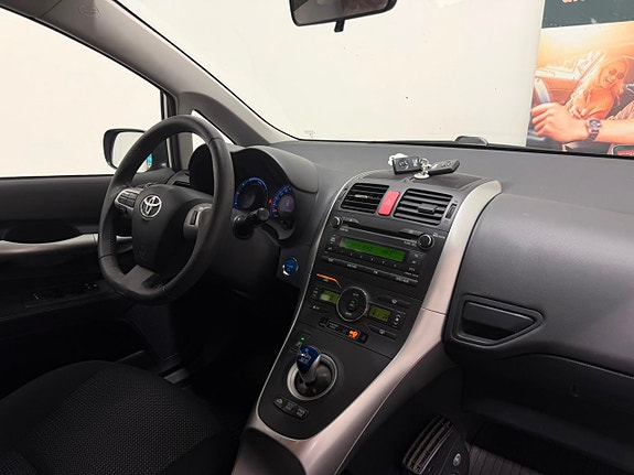 Toyota Auris 2 of 5