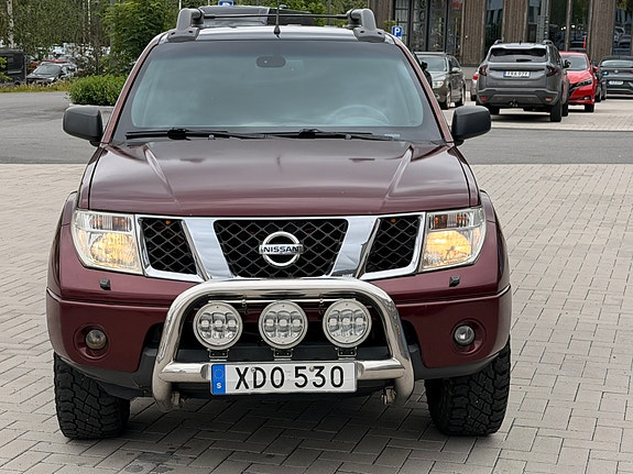 Nissan Navara 2 of 9