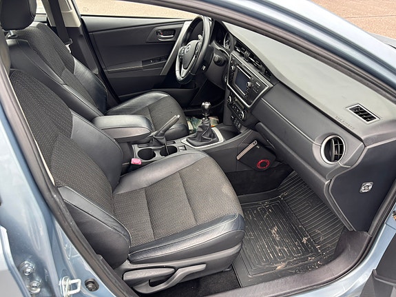 Toyota Auris 7 of 15