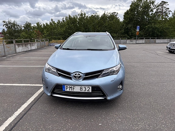 Toyota Auris 2 of 5