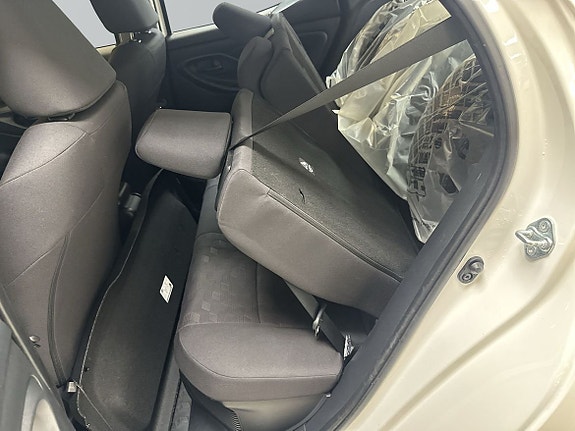 Toyota Yaris 7 of 12