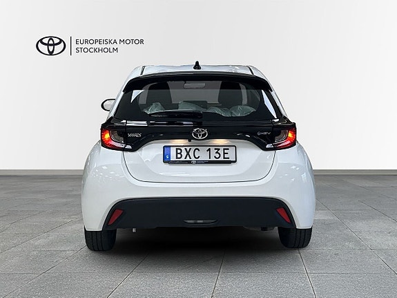 Toyota Yaris 4 of 12