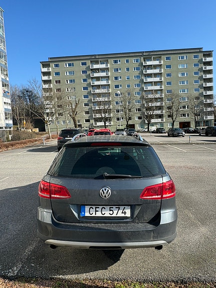 Volkswagen Passat Alltrack 3 of 4