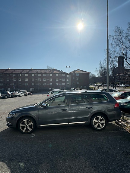 Volkswagen Passat Alltrack 2 of 4