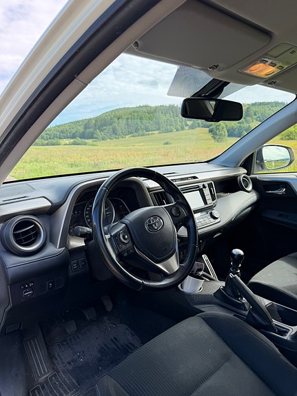 Toyota RAV4 7 of 9