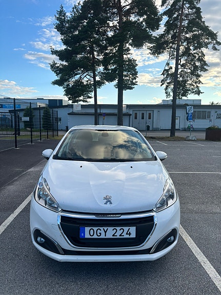 Peugeot 208 3 of 5