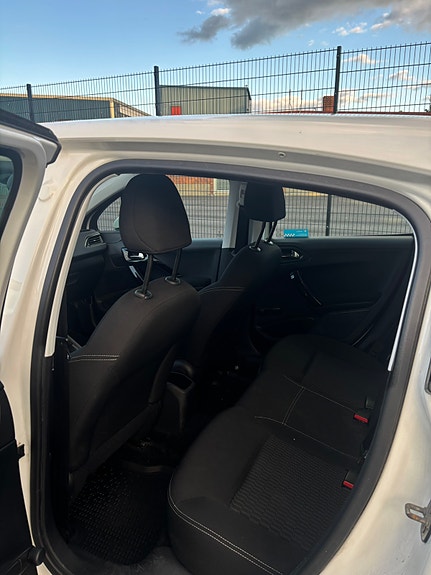 Peugeot 208 4 of 5