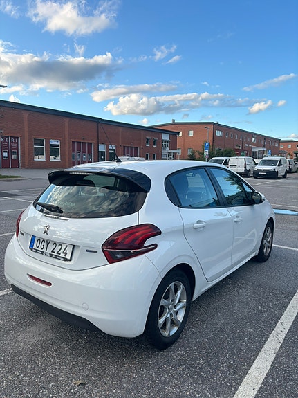 Peugeot 208 2 of 5