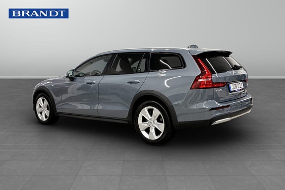 Volvo V60 Cross Country 2 of 5