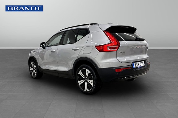 Volvo XC40 2 of 5