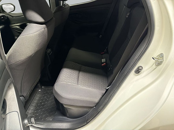 Toyota Yaris 7 of 13