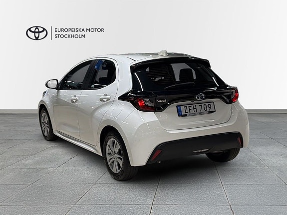 Toyota Yaris 2 of 13