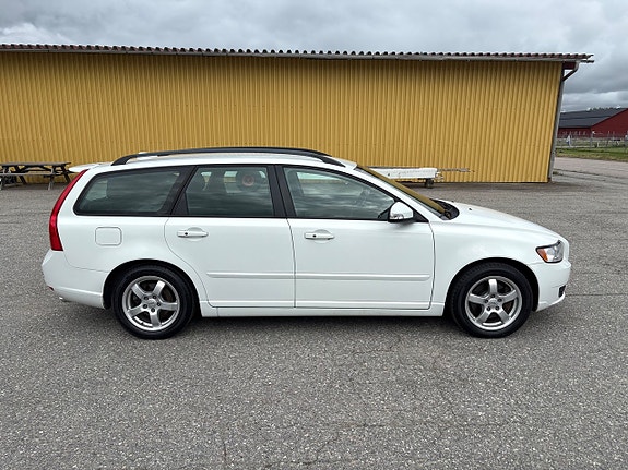 Volvo V50 4 of 5