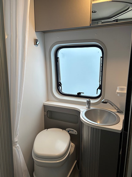 Adria Twin 600 SPT 10 of 17