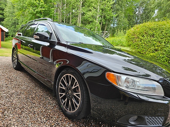 Volvo V70 3 of 3