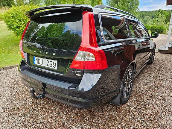 Volvo V70 2 of 3