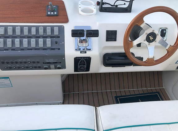 Sea Ray 300 Sundancer 10 of 19