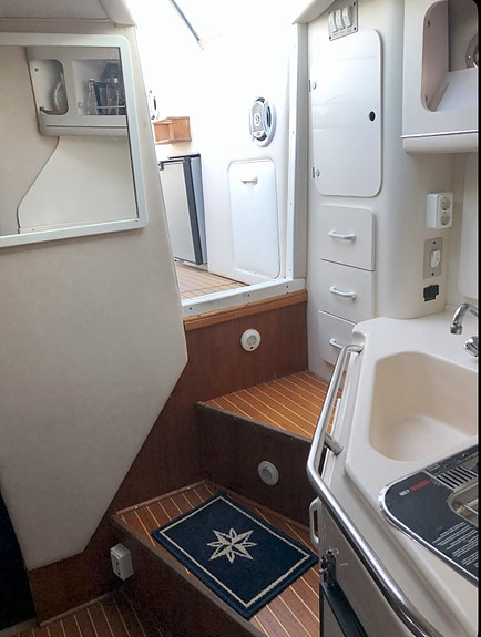 Sea Ray 300 Sundancer 9 of 19