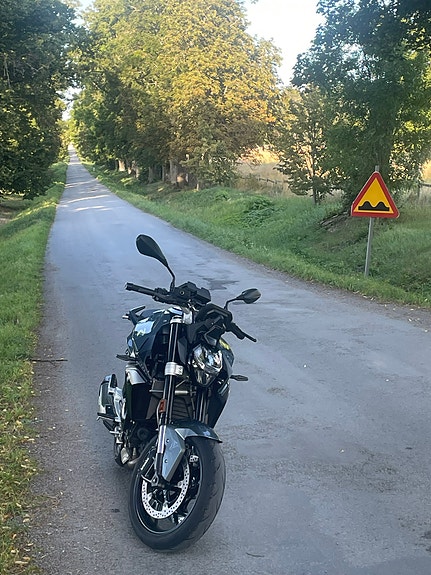 BMW F 900 R 2 of 3