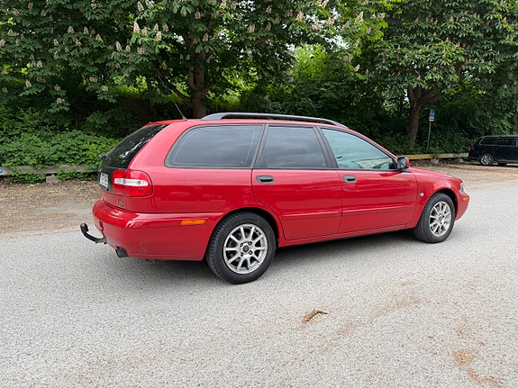 Volvo V40 2 of 7