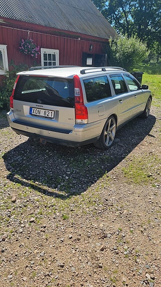 Volvo V70 3 of 5