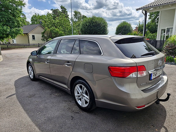 Toyota Avensis 2 of 5