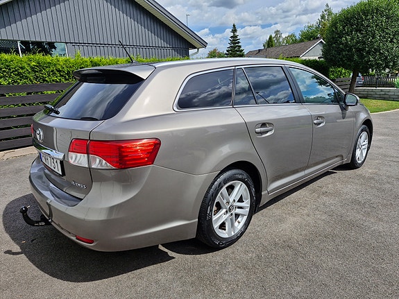 Toyota Avensis 3 of 5