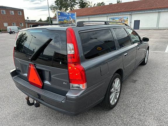 Volvo V70 3 of 12