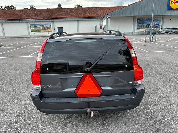 Volvo V70 2 of 12