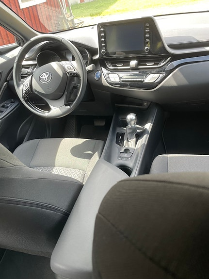 Toyota C-HR 2 of 4