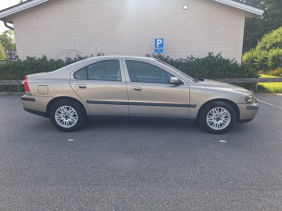 Volvo S60 4 of 5
