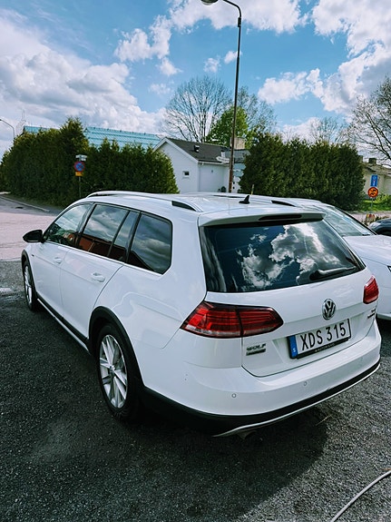 Volkswagen Golf Alltrack 2 of 5