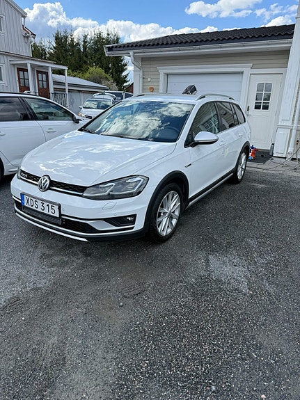 Volkswagen Golf Alltrack 3 of 5