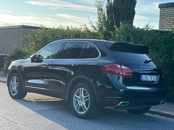 Porsche Cayenne 3 of 4