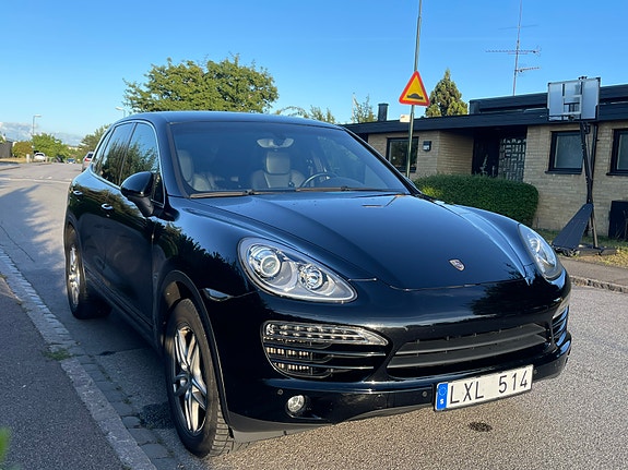 Porsche Cayenne 2 of 4