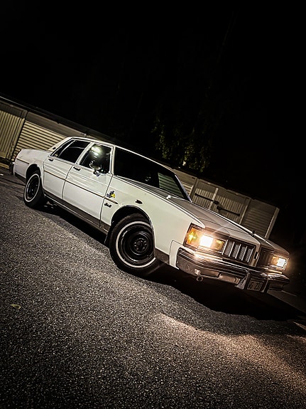 Oldsmobile Delta 88 2 of 5