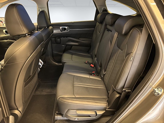 Kia Sorento 9 of 16