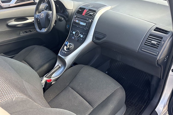 Toyota Auris 11 of 16